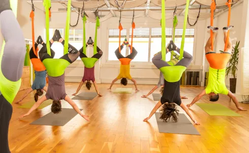 Online: Aerial Yoga mit Leichtigkeit und Kraft @ Sanely, Yoga- & Gesundheitszentrum