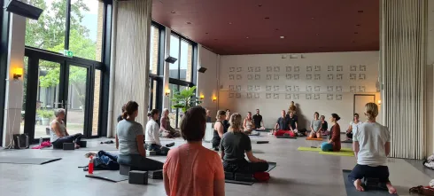 Studio | XL Christmas Yoga | een heerlijke lange les met koek & zopie na afloop @ Yogasite