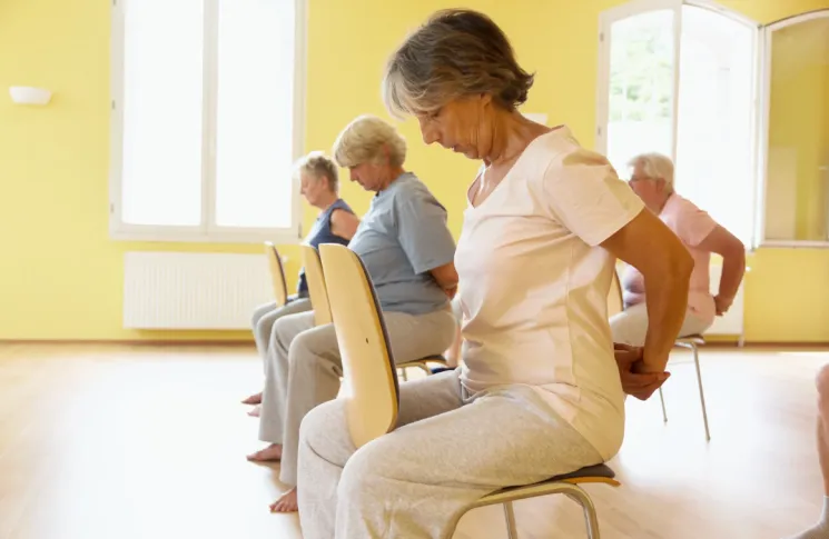 Seniorenyoga auf dem Stuhl – krankenkassenzertifiziert @ Yogastern