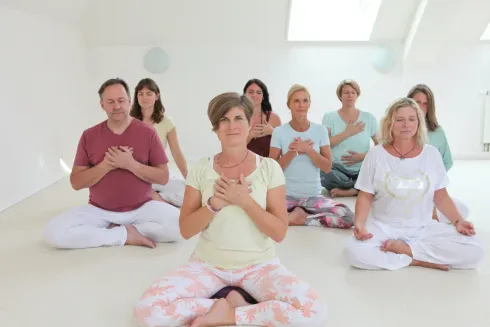 Connect yourself - Entspannen, Erden, Verbinden (Inhouse & Online ) - Fr 11.10.24  @ Yoga Vidya Speyer