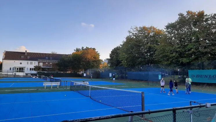 Spieltreff mit Trainerbegleitung jeden Samstag @ Tennisplätze mieten in Düsseldorf-Mörsenbroich