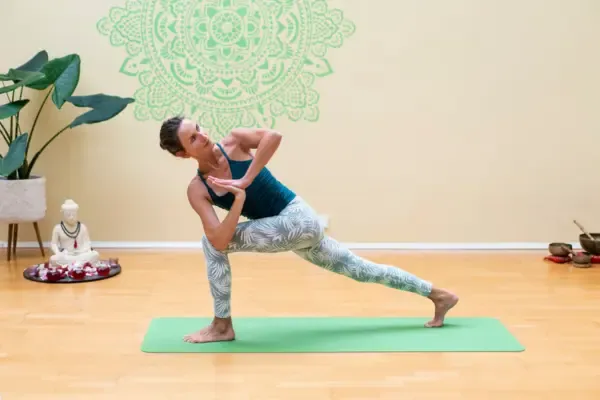 Vinyasa Level 1-2 - Online Klasse / für erfahrene Yogis geeignet @ Rundum Yoga Unterbilk