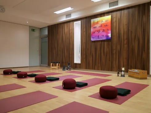 Hatha Yoga für Senioren auf dem Stuhl Präventionskurs @ Zentrum Aktiver Prävention GmbH & Co.KG