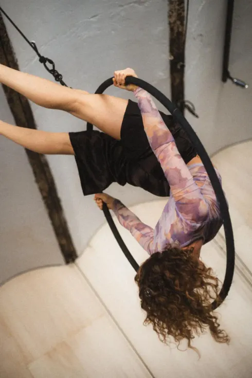 Hoop Dynamics and Transitions mit Lilian @ Vertical - Pole Aerial Dance