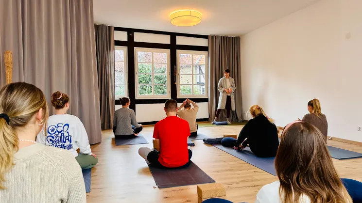 **Kostenloser Info Abend Yoga-Ausbildung 2025 für Jeden: Entdecke und vertiefe Deine Praxis** @ Jennifer Conzendorf Studio Pilates | Yoga