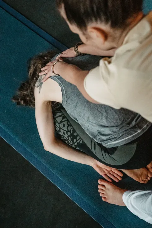 Sommerentspannung mit Restorative Yoga (vor Ort und Online) @ Yoga Vidya Bamberg