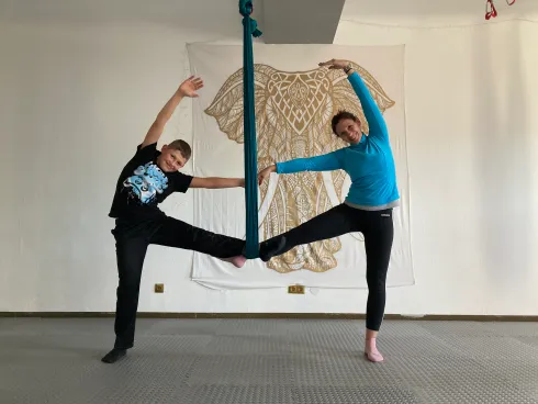 Eltern - Kind Aerial Yoga 10-14 Jahre @ Aerial Moves by Nicole