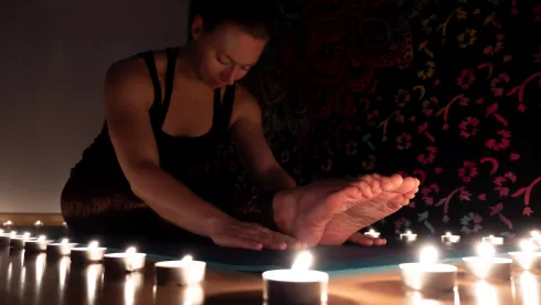 Earth Hour Charity Yoga bei Kerzenschein @ Fly & Flow