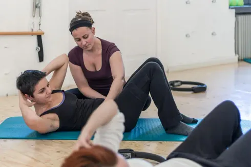 Pilates mit Gewichten & Faszienrolle (online) @ Unser Studio
