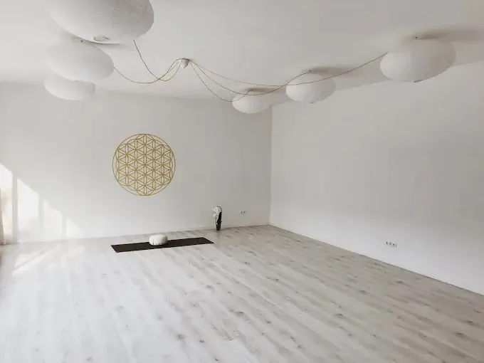Heller Kursraum der Yogaschule Zehlendorf mit der Blume des Lebens