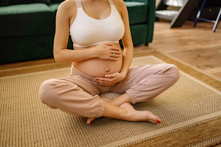 Yoga in der Schwangerschaft - Zeit für Mutter und Kind @ Nestglück Hebammerei & Familienbegleitung