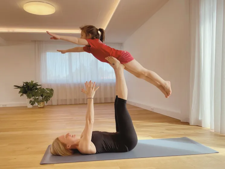 eltern kids acro-yoga @ Studyo - ein Ort, an dem Yoga gelebt wird