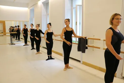 Montags 18:20 | Ballett für Erwachsene ( Anfänger) Online | German @ Ballettschule DANCEWORLD