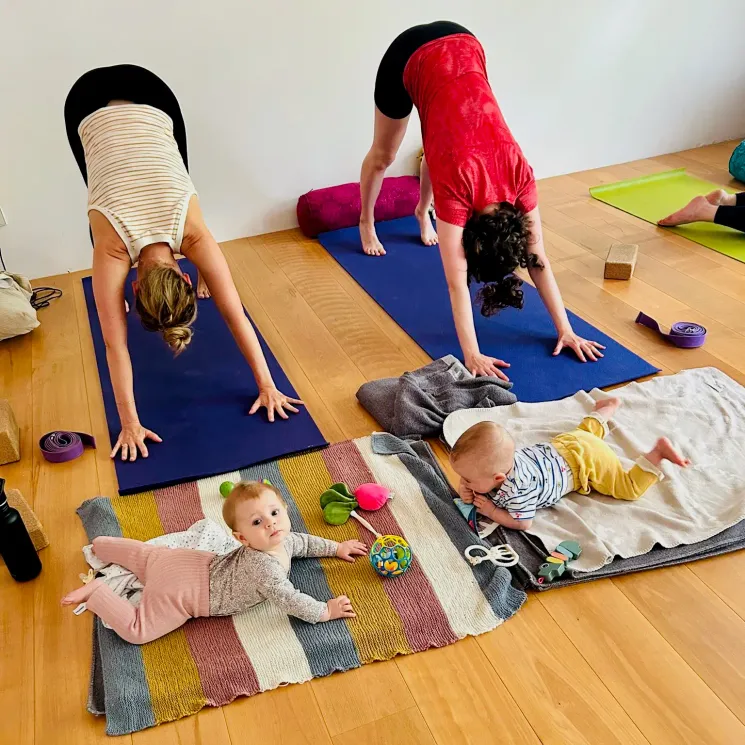 Sanftes Hatha Yoga für Mamas KK Kurs – im YogaBee Studio – in English @ YogaBee