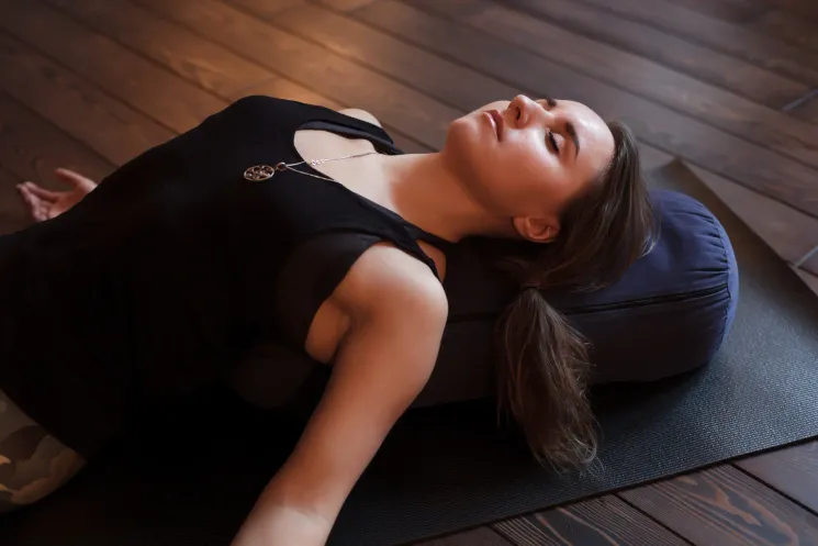Restorative Yoga und Yoga Nidra 30h @ Happy Belly Yoga