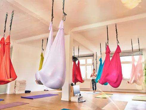 Aerial Sounds: Erlebe ein Sound Bath in der Geborgenheit der Aerial Tücher @ Samana Yoga - Rebalancing Life!