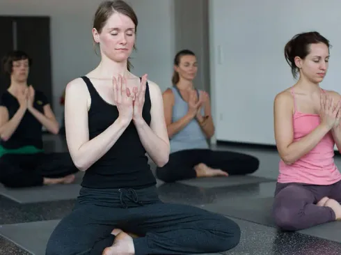 Yoga und Meditationskurs (mit Krankenkassen-Anerkennung) @ Yogibar Berlin