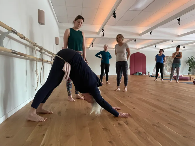 Iyengar Yoga mit Desiree Michels - Leichtigkeit und Stabilität - Hüftöffnung unterstützt mit Hilfsmitteln  @ Zeitlos Yoga