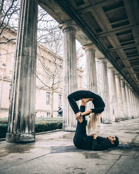 ACROYOGA – Trust, Play & Fly mit Noah @ Om Shanti Yoga