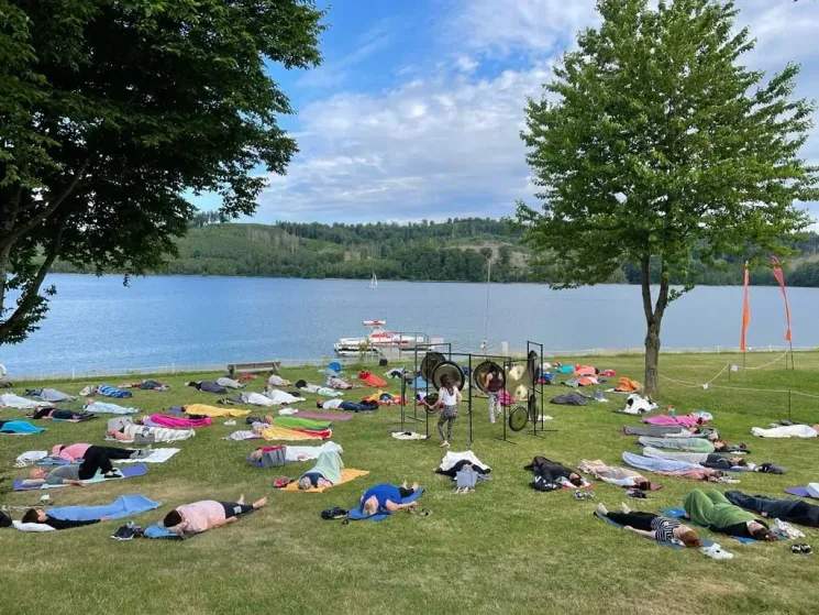 Soundbad im Strandbad, Klangmeditation im Gras @ Yogarausch Yogastudio