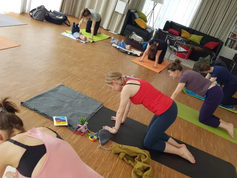 Yoga & Pilates mit Baby - Do 09:30-10:30 @ Yoga & Kommunikation