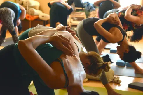 FESTER KURS Flow Yoga Level 2 @ Barfuss im Glück - Der Ort für Dein Gesundheitsmanagement