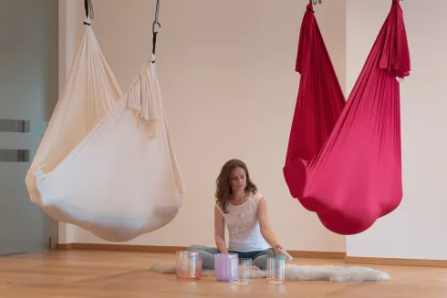 Restorative Flying Yoga mit Crystal Sounds @ aurum loft