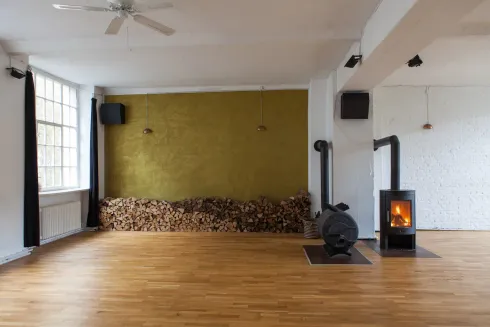 Vinyasa ONLINE with Anna (intermediate/english) @ Yellow Yoga - Studio Sonne