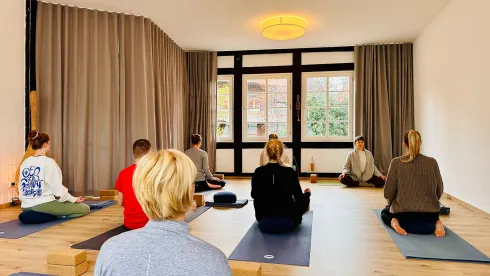 **Kostenloser Info Abend Yoga-Ausbildung 2027 für Jeden: Entdecke und vertiefe Deine Praxis** @ Jennifer Conzendorf Studio Pilates | Yoga