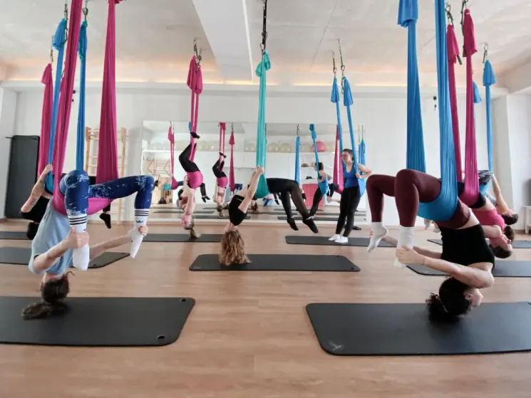 ☐ Aerial Yoga - Twists & Abs Workshop, So 10:00-12:00 @ Studio Herzschlag