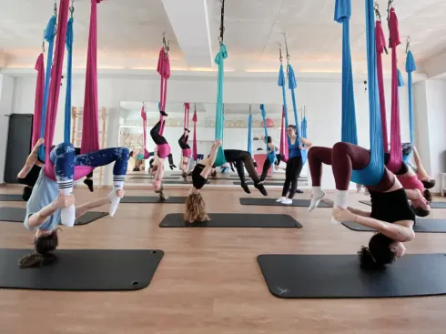 ☐ Aerial Yoga - Twists & Abs Workshop, So 10:00-12:00 @ Studio Herzschlag