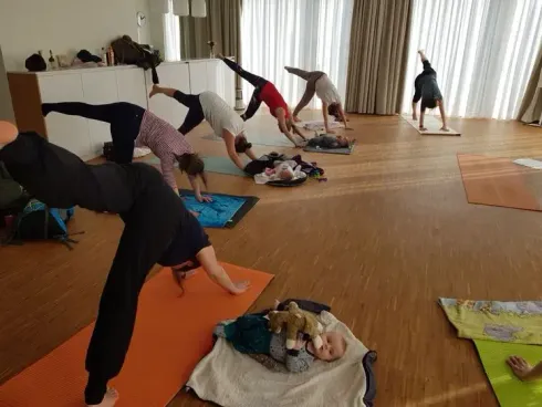 Yoga zur Rückbildung am Vormittag (mit Baby) @ Yoga & Kommunikation