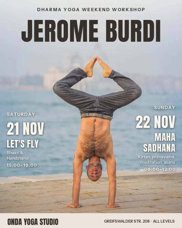 Jerome Burdi in a handstand, Dharma Yoga weekend workshop at Onda Yoga Studio Berlin