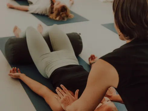 YIN YOGA MIT LIVE HANDPAN @ Velvet House