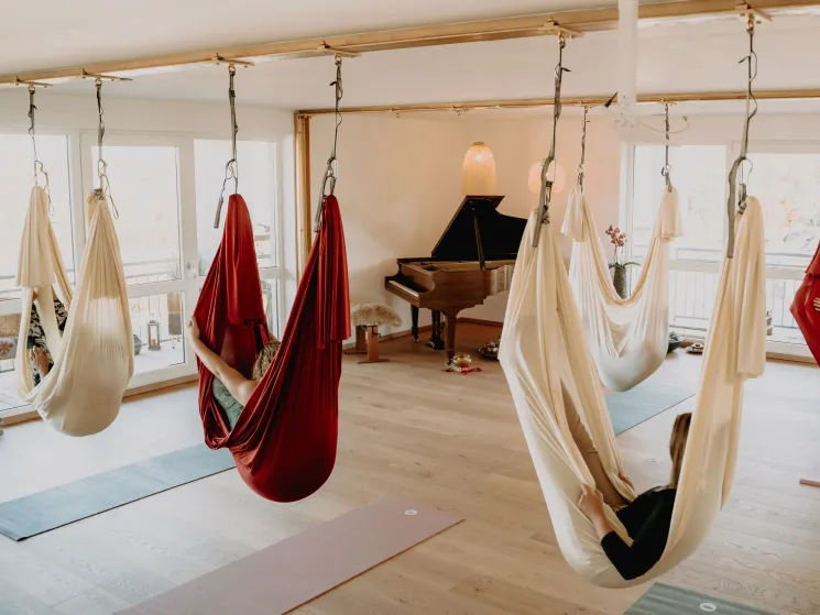Restorative Flying Yoga (Yoga im niedrigen Tuch) @ aurum loft