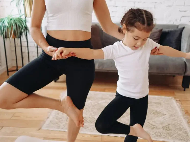 Eltern-Kind-Yogaworkshop (6–9 Jahre): Gemeinsam spielen, entspannen und verbinden @ Surf and Yoga Kitchen