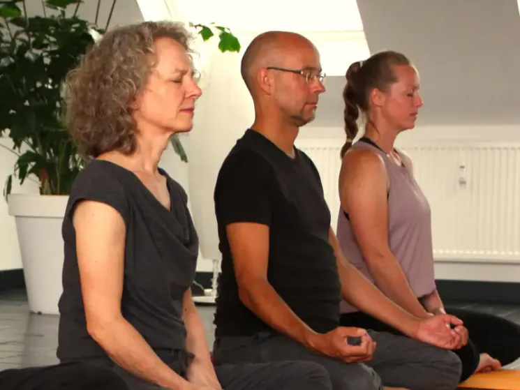 Kurs: Meditation lernen & vertiefen @ Herzraum Yoga Krefeld & Krefeld Läuft