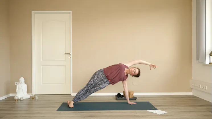 ONLINE - Vinyasa Yoga - Starke Mitte & innere Ruhe @ KarmaCouch. Yoga & Entspannung