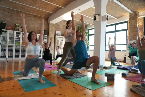 Live-Stream: Weekend Reset: Myofascial Release, Power Vinyasa Flow Yoga & Chanting, Level 1&2 @ yogafürdich Friedrichshain