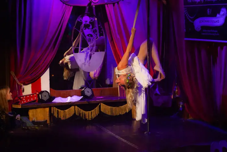 Mit Silk Pole zu Hebefiguren @ Schönheitstanz Studio