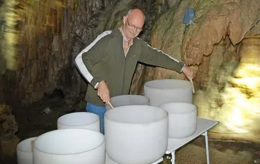 Rolf Züsli -  	 Nada Brahma - die Welt ist Klang - Bergkristall Klangschalenreise @ Yogastudio Luzern