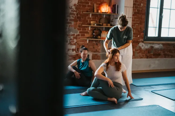 Präventionskurs: Yoga für Anfänger und Wiedereinsteiger mit Melanie @ Om Shanti Yoga