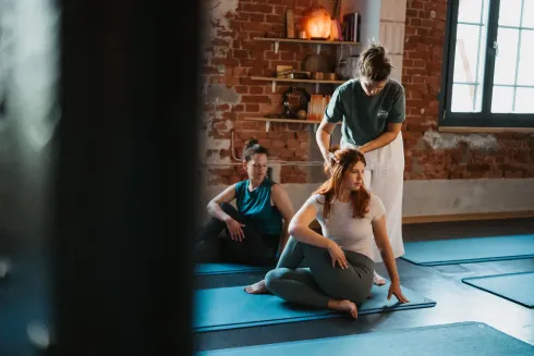 Präventionskurs: Yoga für Anfänger und Wiedereinsteiger mit Melanie @ Om Shanti Yoga