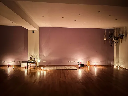 Silent Candlelight Yin Yoga mit Laura Köppen @ Place to Be Yoga Studio