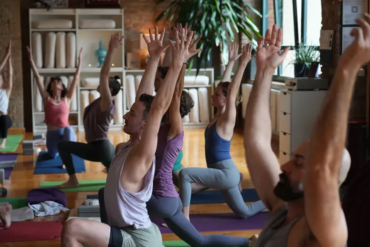 STREAM Studio Friedrichshain - SPECIAL "Its Time to Connect, Body and Mind Flow”, Power Vinyasa Flow, Level 1&2 @ yogafürdich Friedrichshain