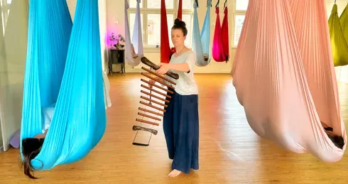 Aerial Sounds: Erlebe ein Sound Bath in der Geborgenheit der Aerial Tücher @ Samana Yoga - Rebalancing Life!