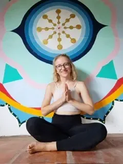 YOGA Online Mittelstufe Vinyasa Yoga mit Annika @ Yogahimmel