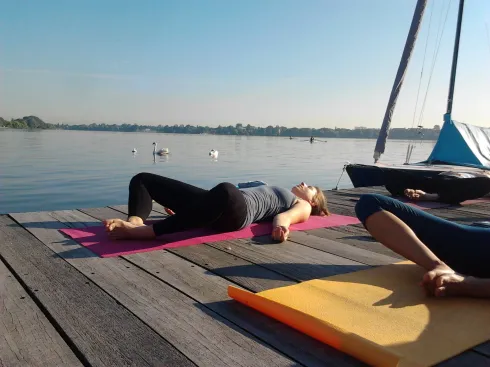 Yoga auf dem Steg ( Barca) @ Yoga an der Alster