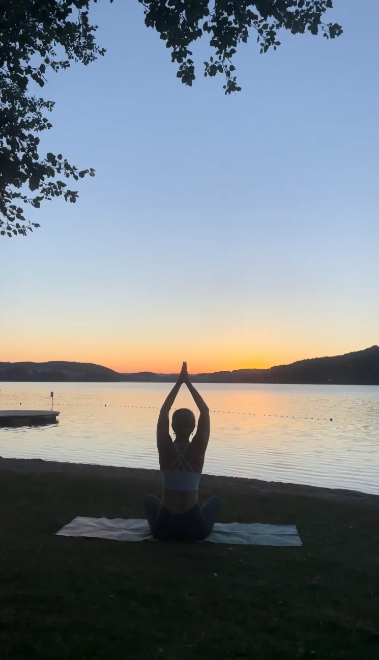 Sunrise Yoga & Brunch im Strandbad Mattsee @ Mahalo Yoga
