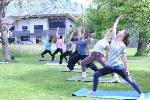 Yoga im Garten | OUTDOOR @ yogafuermich.at | Tanja Happacher